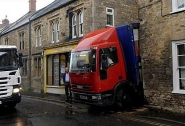 遇到窄路就手抖？记住这几招，别让自己进退两难了