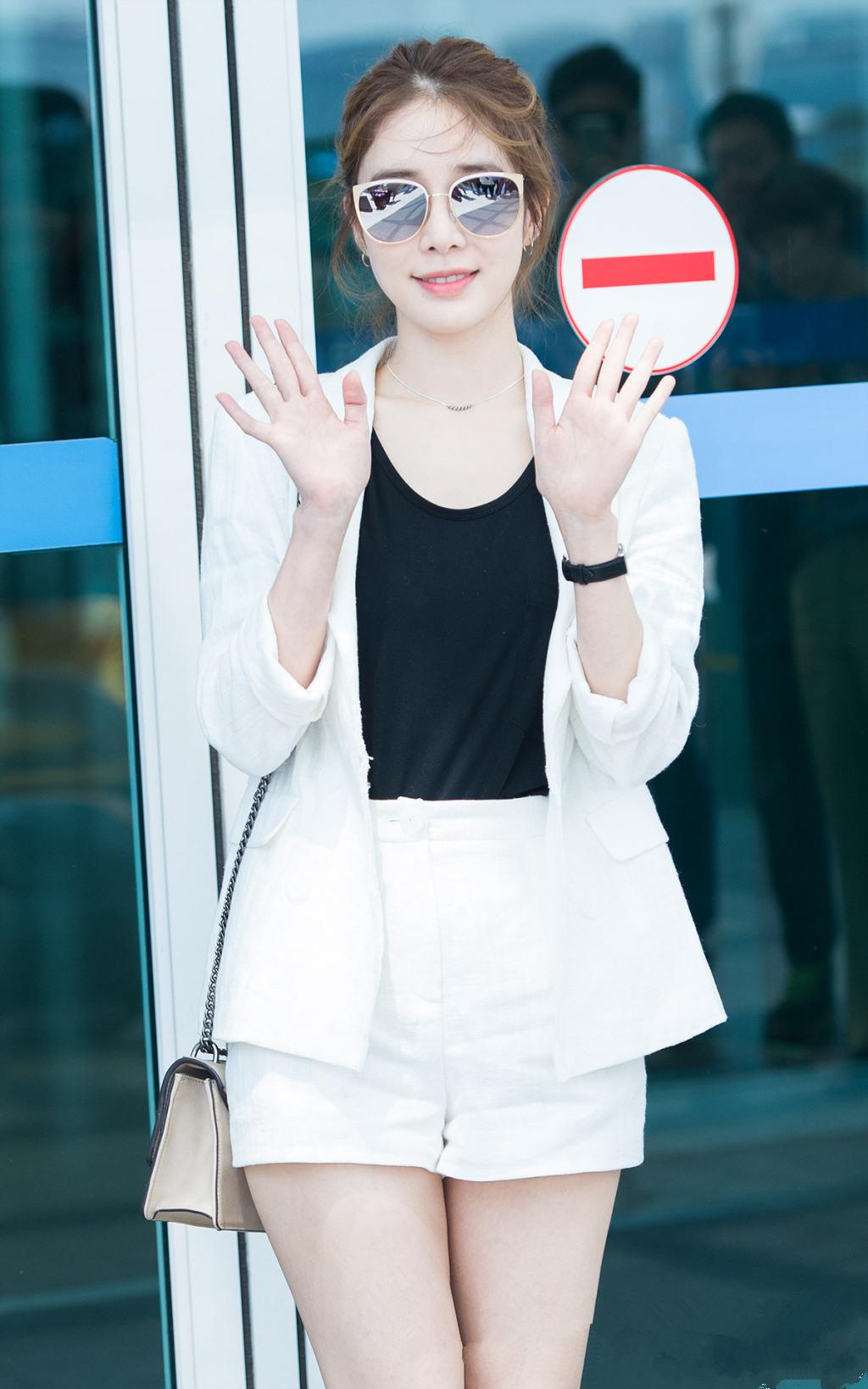 韩国美女刘仁娜清凉现身，黑白配原来超经典