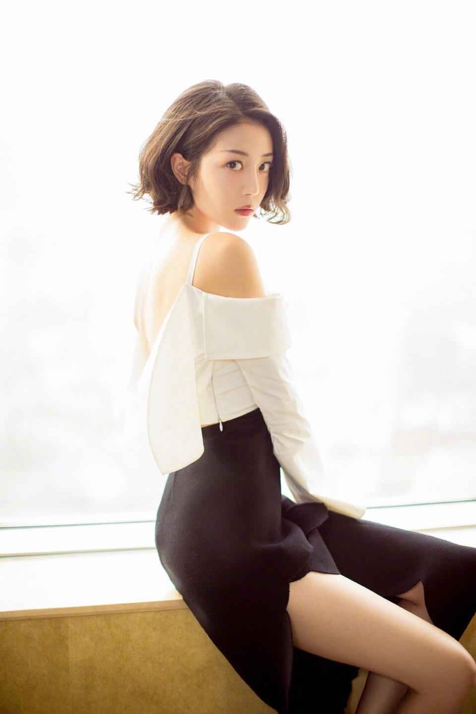 杨幂旗下两小花，迪丽热巴、李溪芮出席酒会各有各美