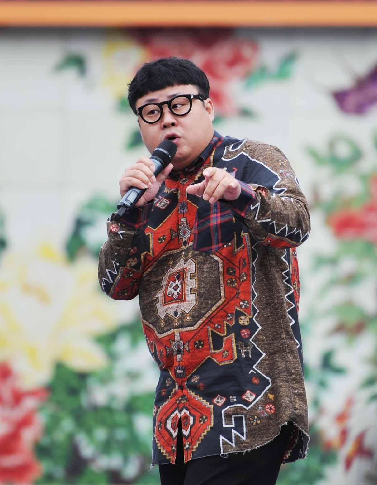 张议天模仿秀美丽乡村快乐行走进孟津圆满录制少林武僧团功夫表演美丽