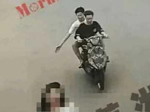 未成年男孩骑车摸女生屁股 折回炫耀: 不好意思