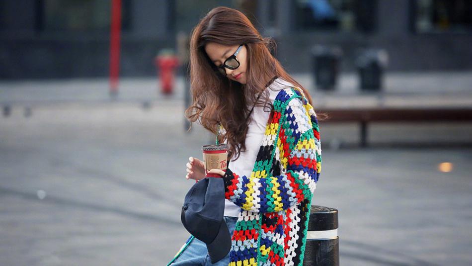 刘亦菲时尚街拍，穿搭简单很潮，“神仙姐姐”美成画