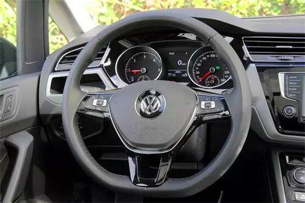 为什么越来越多的车采用平底方向盘？