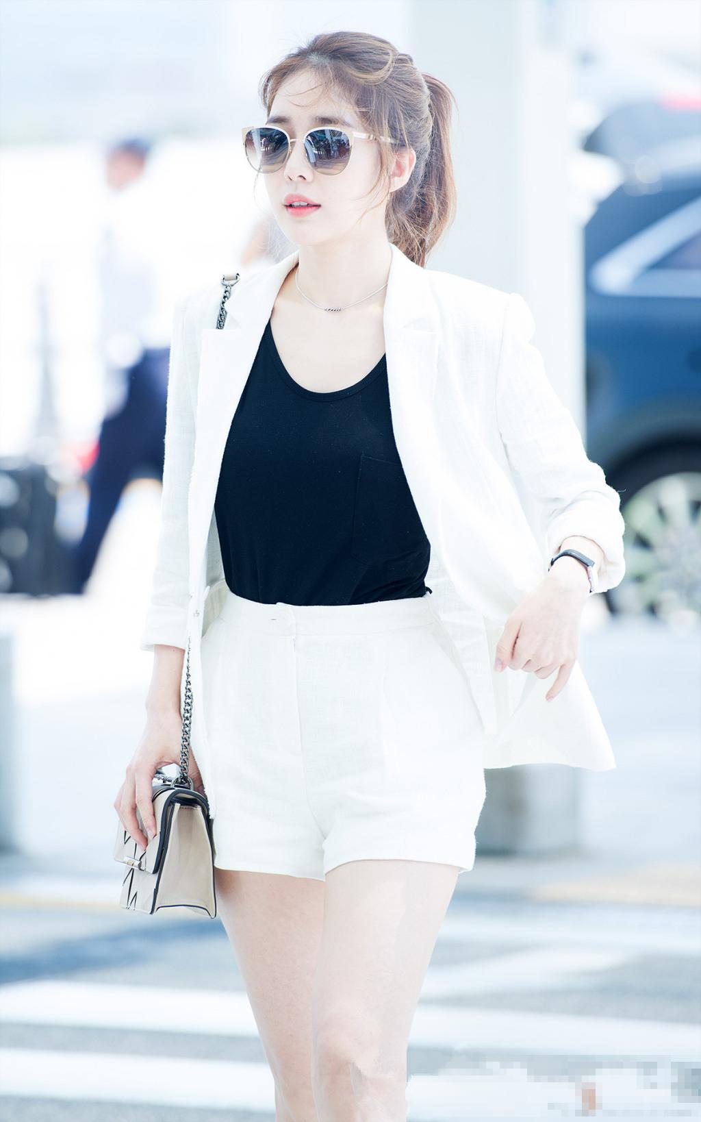 韩国美女刘仁娜清凉现身，黑白配原来超经典