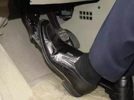 原来,这样踩刹车,省油又安全!