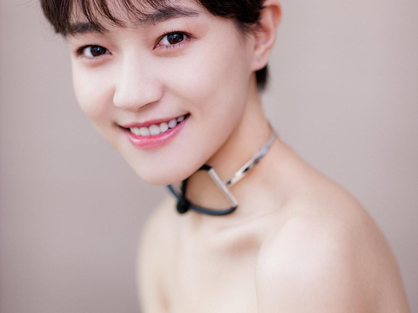 焦俊艳短卷发出席,白t配蓝色牛仔喇叭裤秀逆天长腿