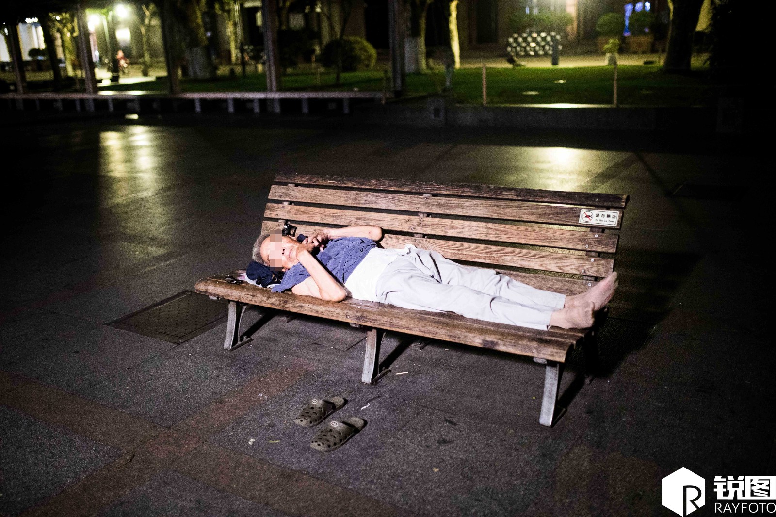 实拍凌晨三点西湖边的露宿者 背靠美景不知是否美梦_新浪看点