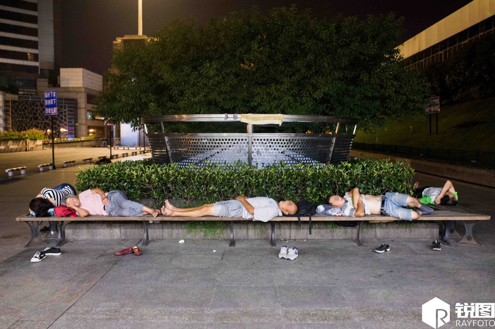 实拍凌晨三点西湖边的露宿者 背靠美景不知是否美梦