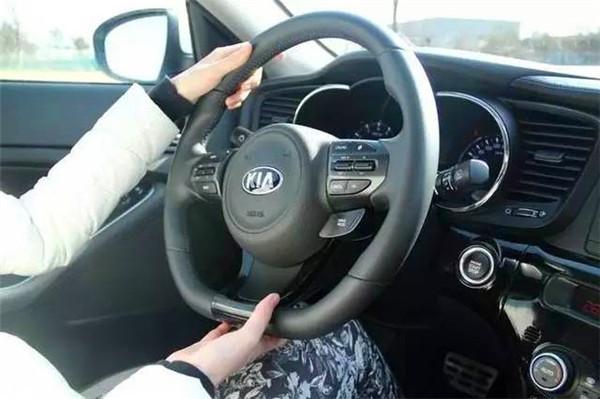 为什么越来越多的车采用平底方向盘？