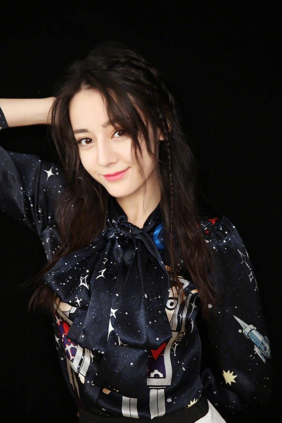 杨幂旗下两小花，迪丽热巴、李溪芮出席酒会各有各美