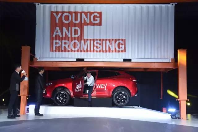 6吨集装箱压车身上，WEY，你还好吗？