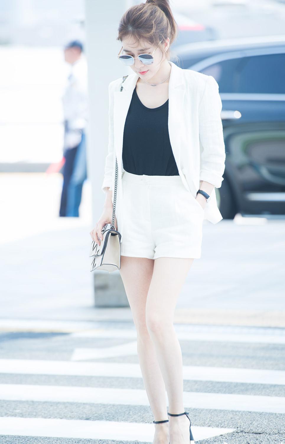 韩国美女刘仁娜清凉现身，黑白配原来超经典