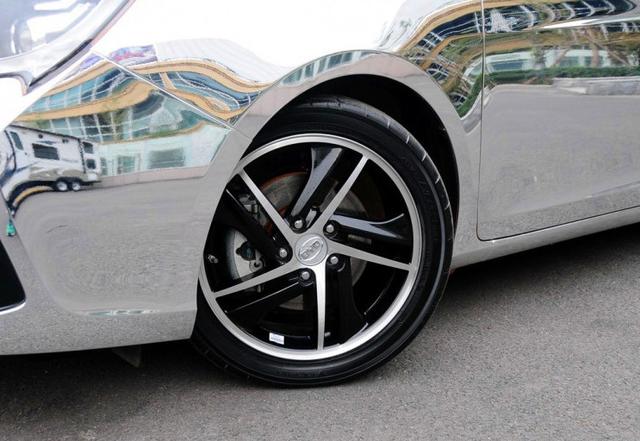 比亚迪秦尾灯太丑？几百块改装变豪车，出门都盯着看