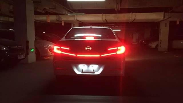 比亚迪秦尾灯太丑？几百块改装变豪车，出门都盯着看