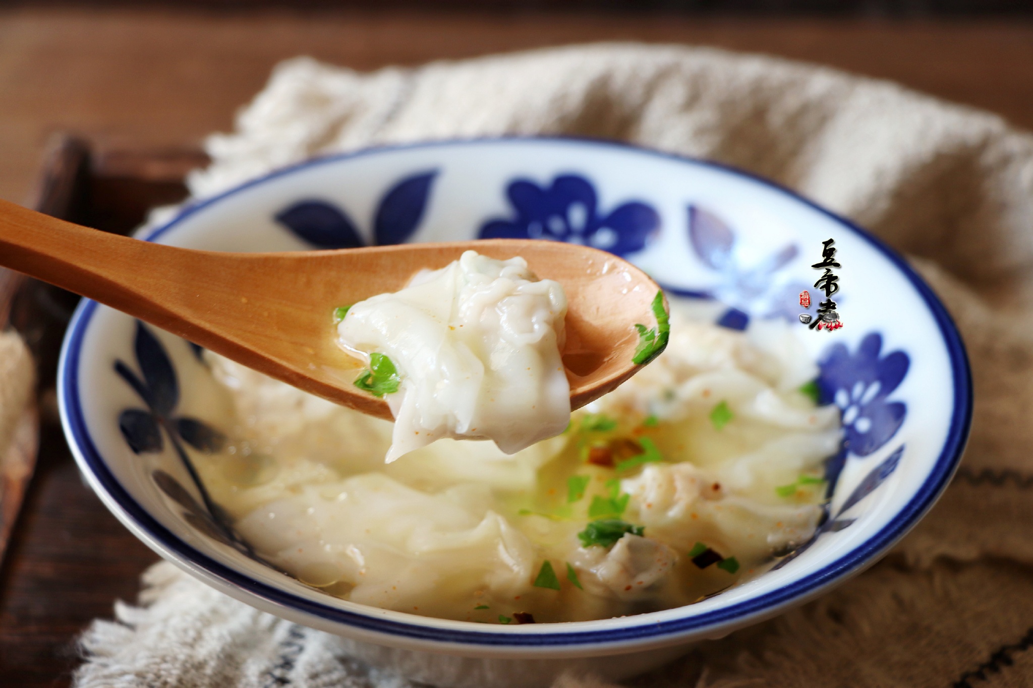 在众多的小吃里有一个非常受欢迎的美食叫"馄饨"有的地方叫混沌或扁食