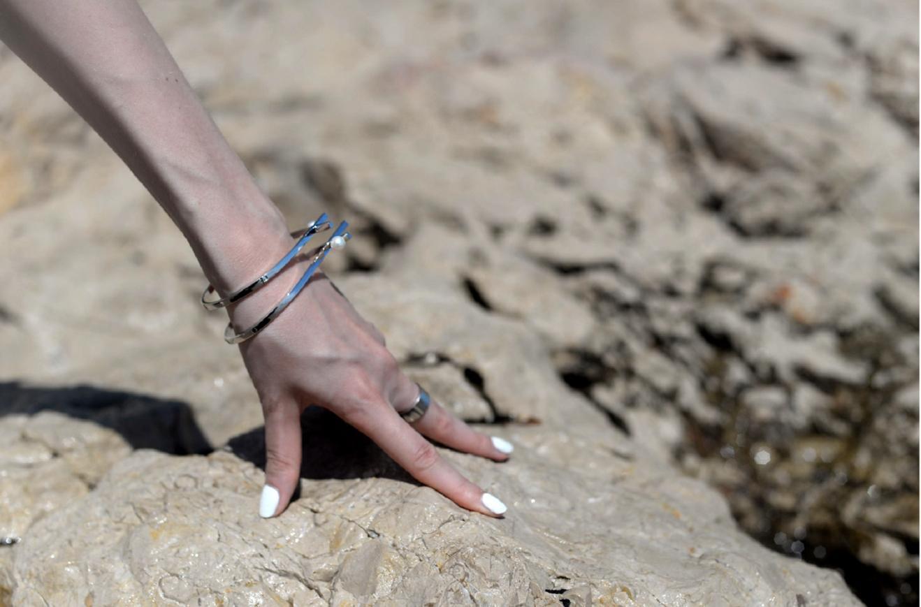 Michi Liang，珍珠是识别标志，金属的内在灵魂