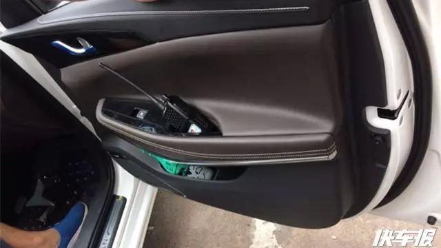 你一直在等睿骋CC，居然有这种配色...