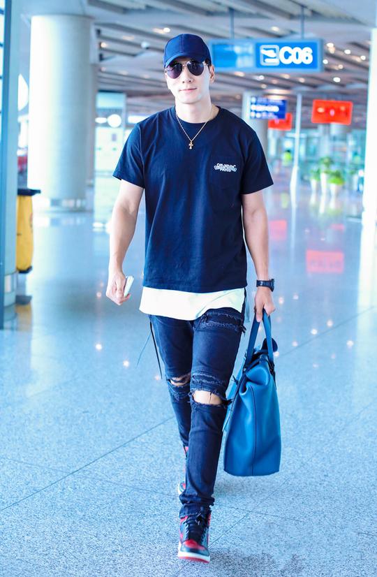“暖男主厨”张亮T恤加牛仔，模特的时尚原来很简约