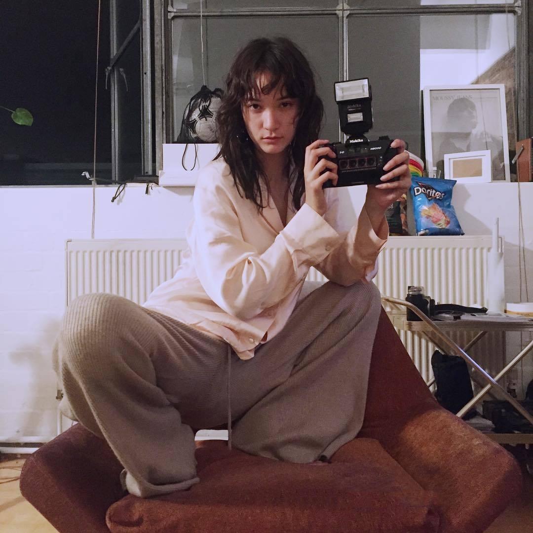 甜美圆脸虽讨喜，而我却偏爱冷漠厌世脸