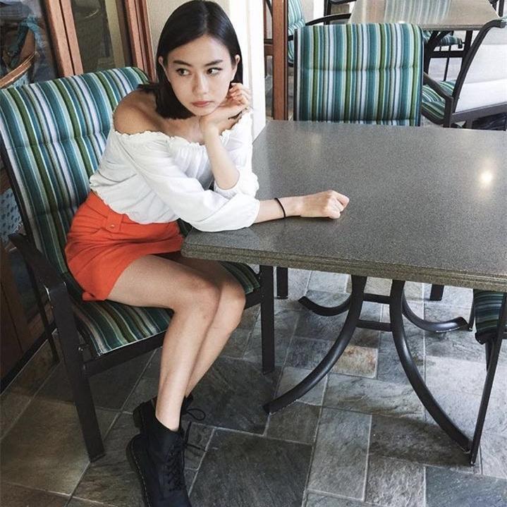 甜美圆脸虽讨喜，而我却偏爱冷漠厌世脸