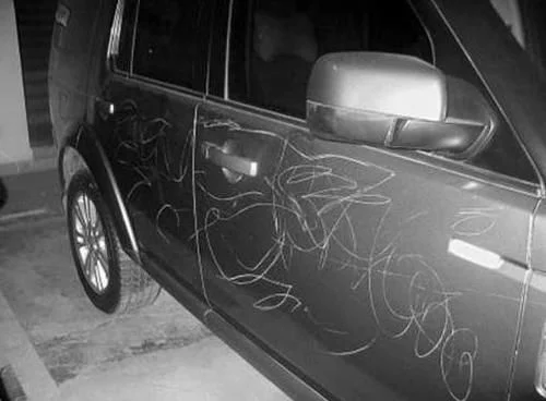 车漆被剐蹭了不一定要补漆！这样修复1分钱也不花