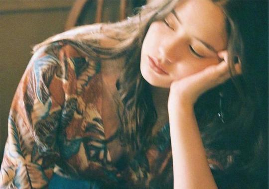 甜美圆脸虽讨喜，而我却偏爱冷漠厌世脸