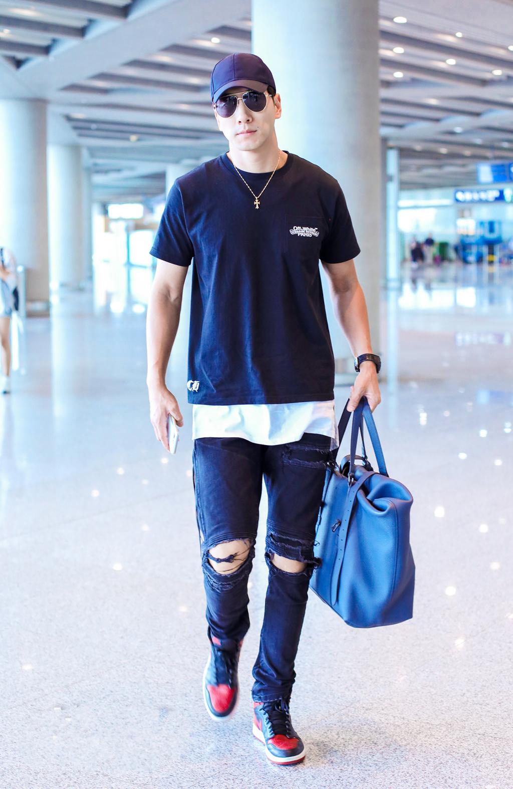 “暖男主厨”张亮T恤加牛仔，模特的时尚原来很简约