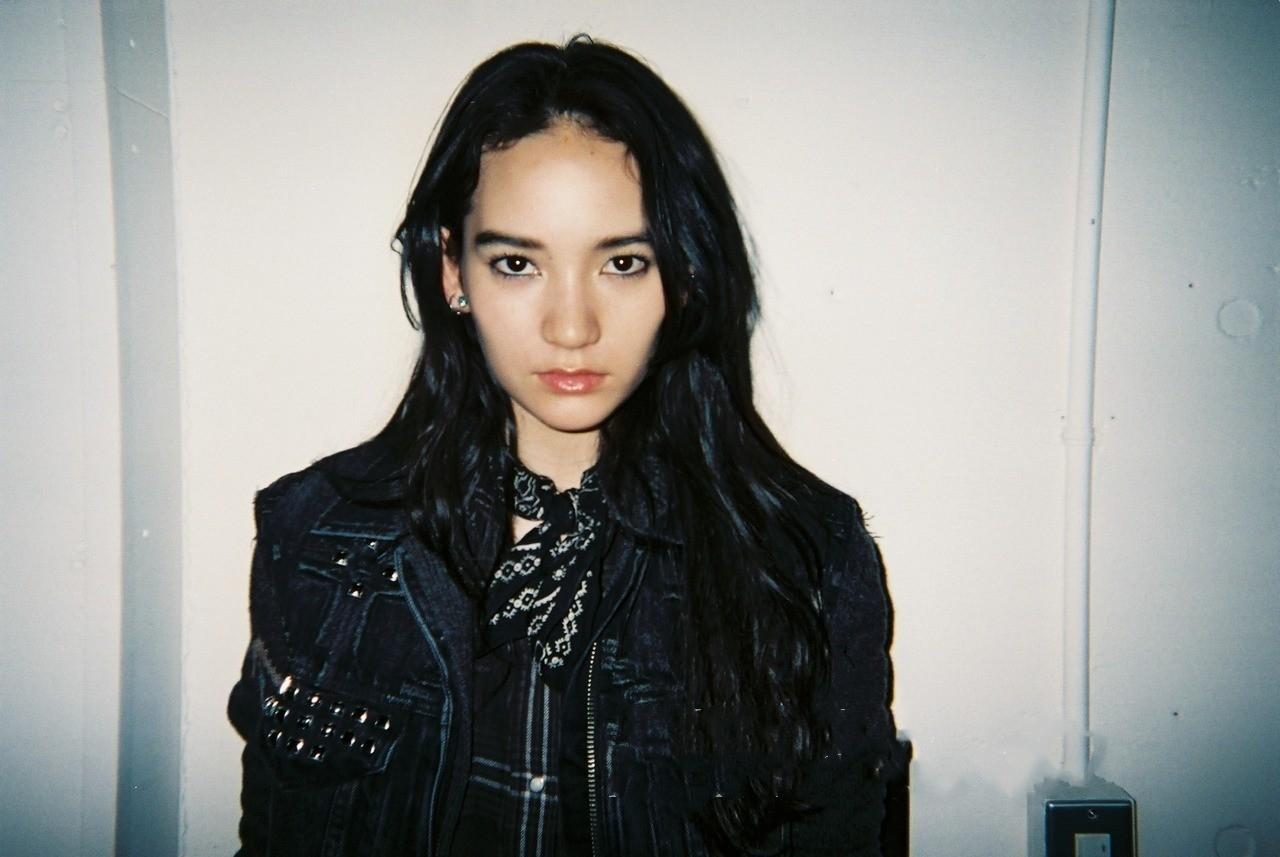 甜美圆脸虽讨喜，而我却偏爱冷漠厌世脸