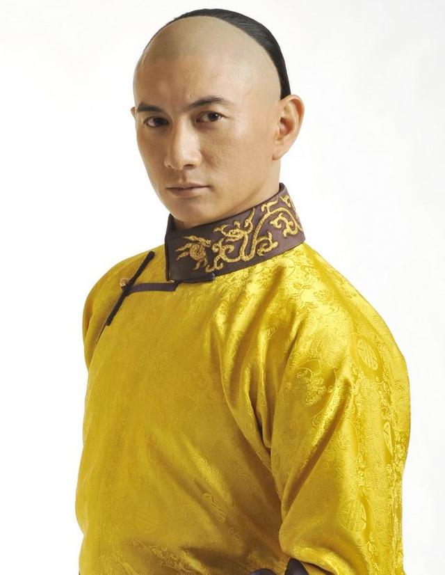 吴奇隆牵手刘诗诗现身机场四爷裤子都快撑破了