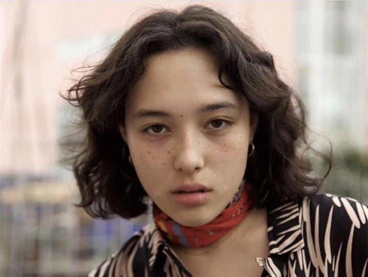 甜美圆脸虽讨喜，而我却偏爱冷漠厌世脸