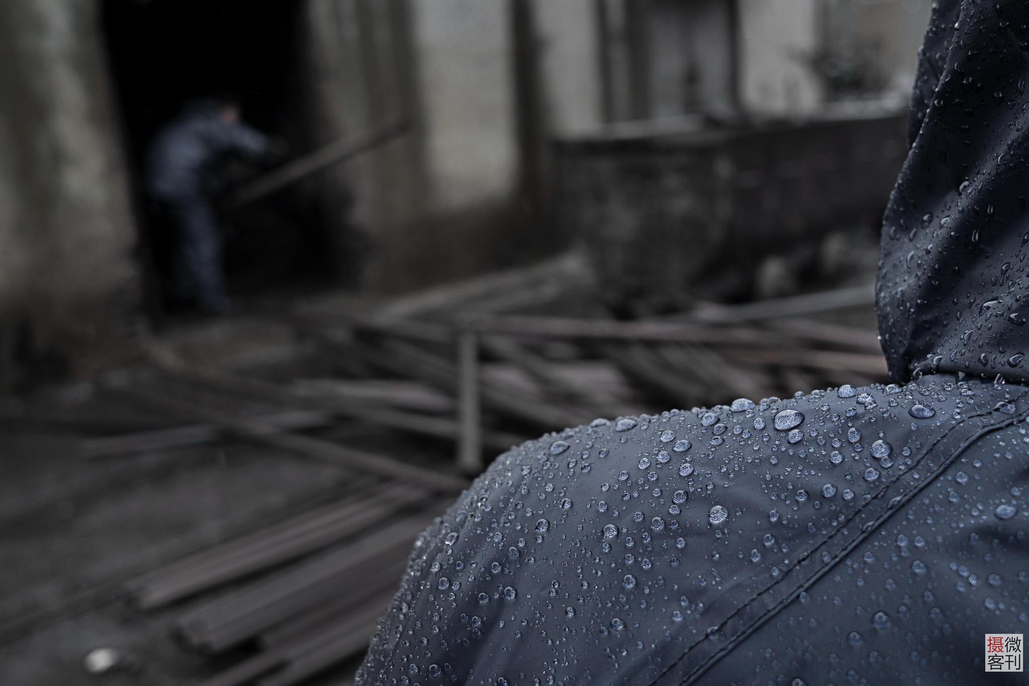 10名矿工雨中搬运数吨设备 连续4小时浑身湿透
