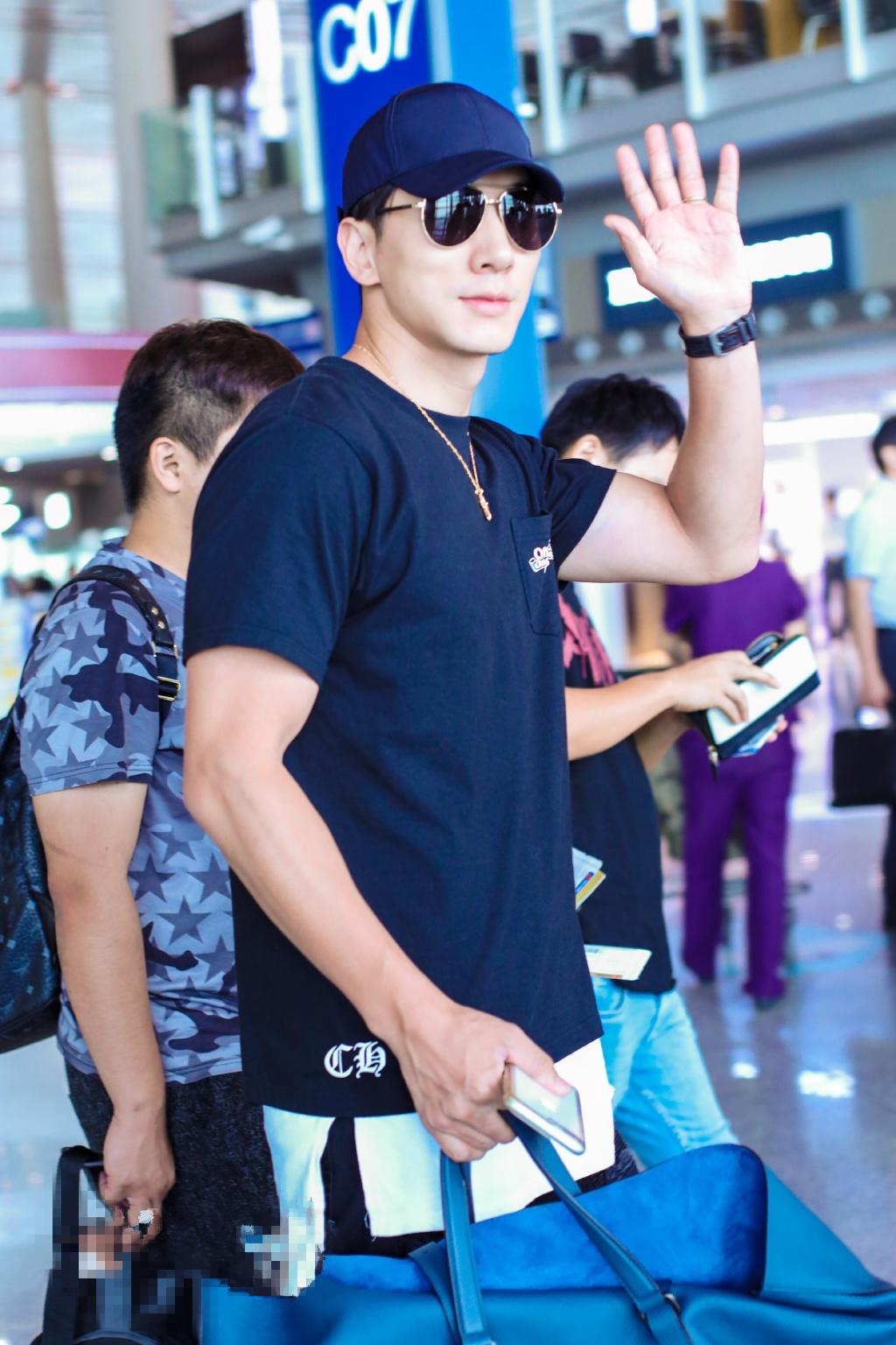 “暖男主厨”张亮T恤加牛仔，模特的时尚原来很简约