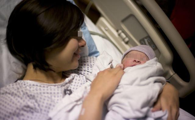 怀孕七月,因女孩被打掉,三胎生下男孩产妇大哭报应