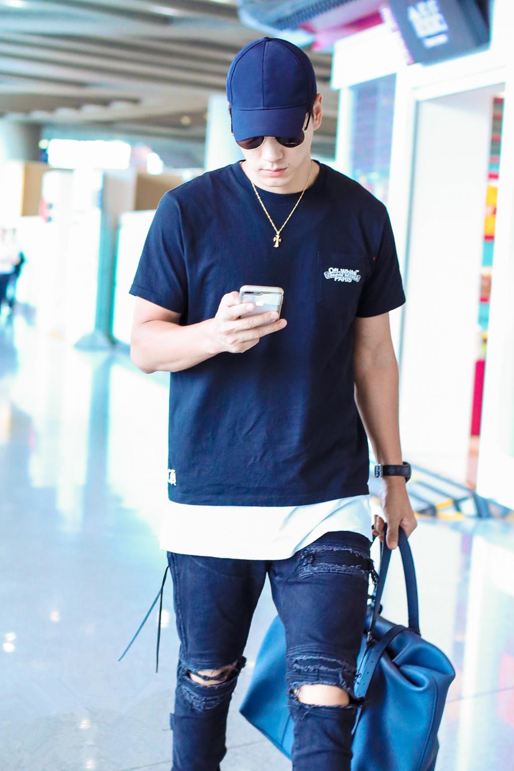 “暖男主厨”张亮T恤加牛仔，模特的时尚原来很简约