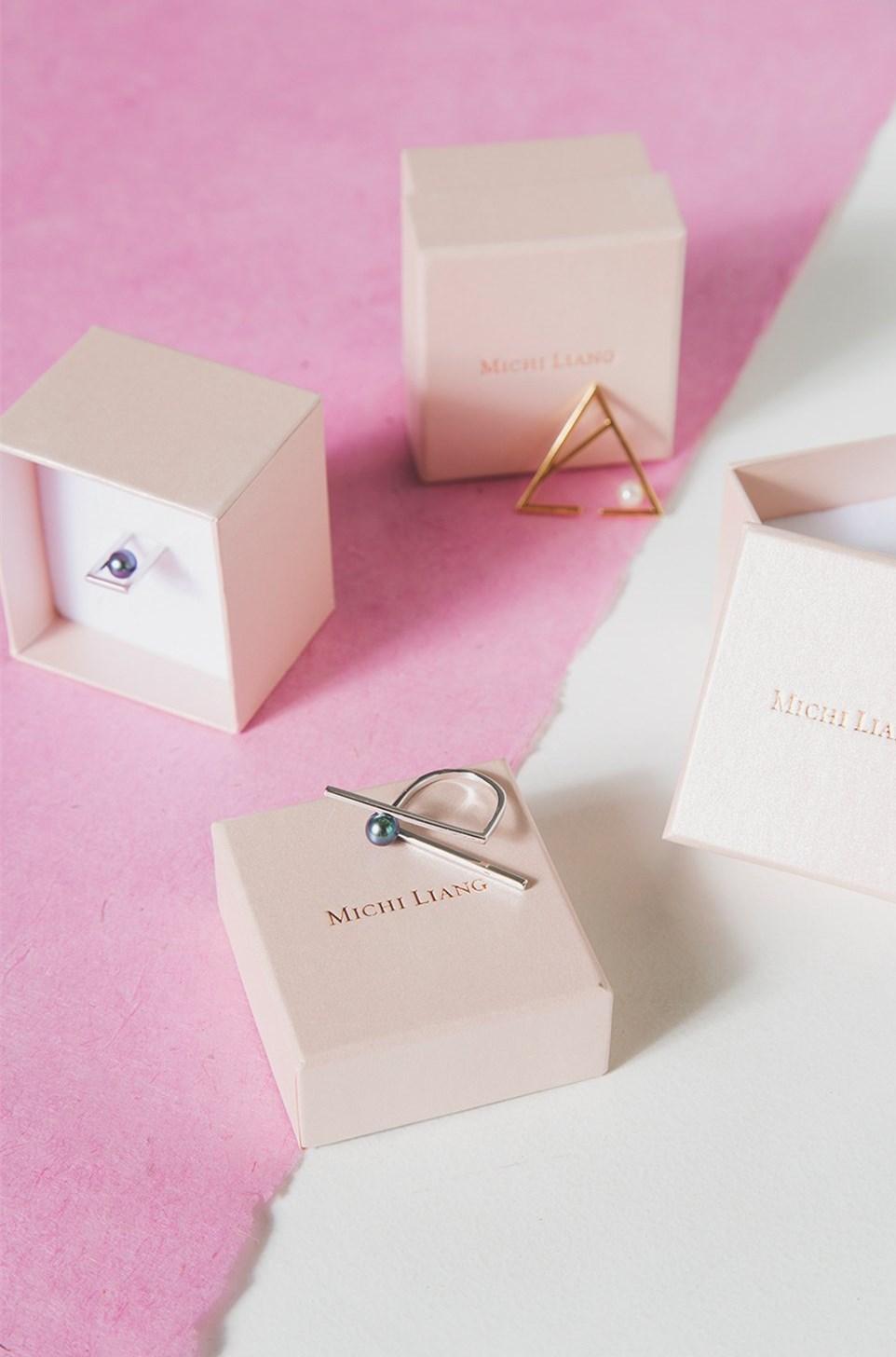 Michi Liang，珍珠是识别标志，金属的内在灵魂