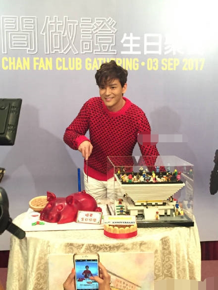 据说这次的生日会是现场粉丝缴费入场,但陈晓东却并未履行一开始说好