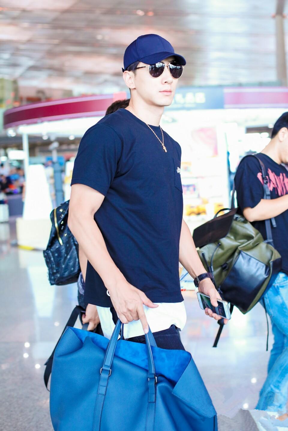“暖男主厨”张亮T恤加牛仔，模特的时尚原来很简约