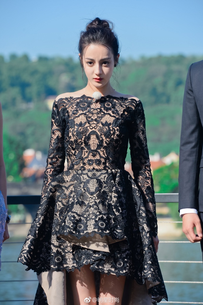 同样穿连衣裙迪丽热巴又输杨颖,两人差距相当大