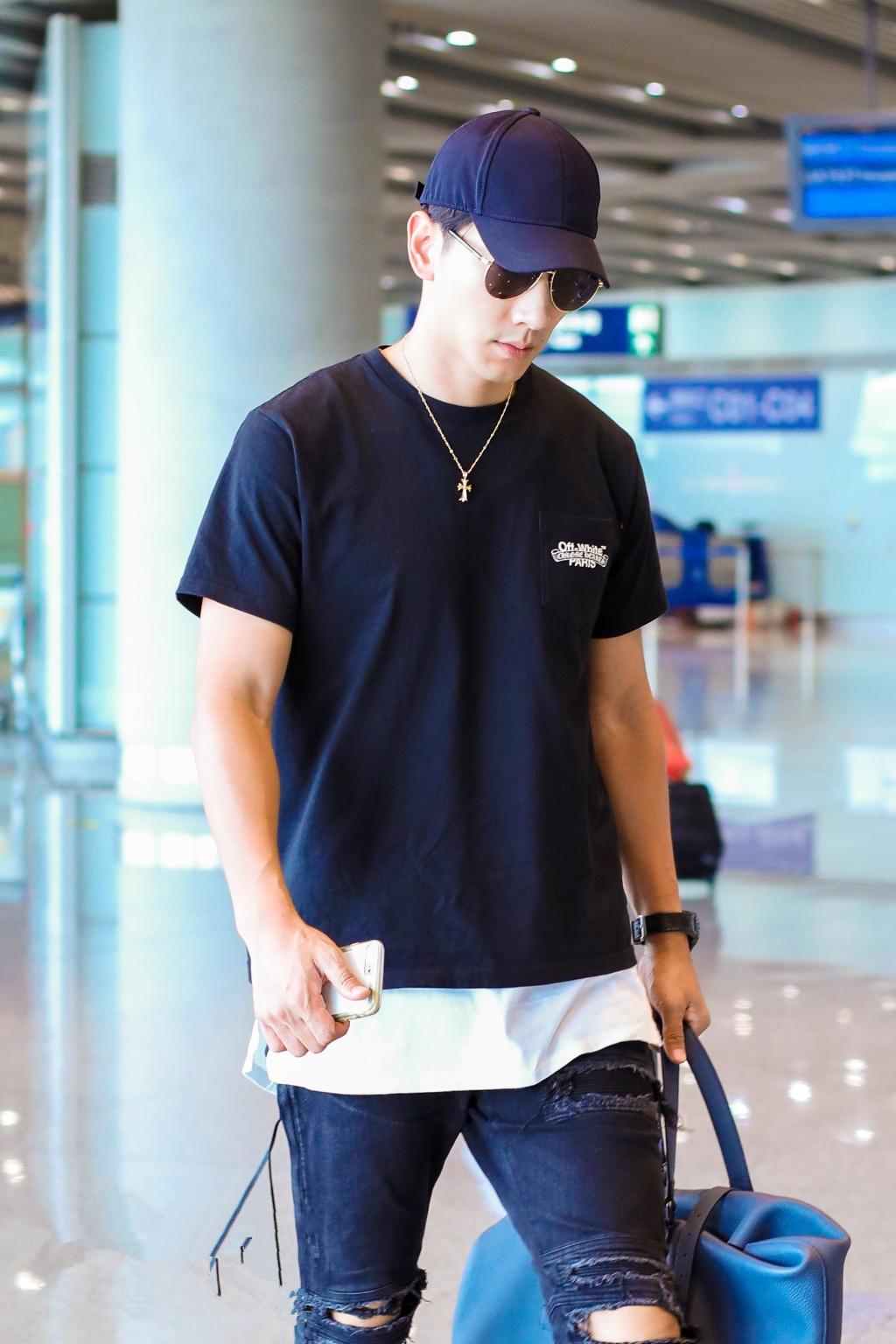 “暖男主厨”张亮T恤加牛仔，模特的时尚原来很简约