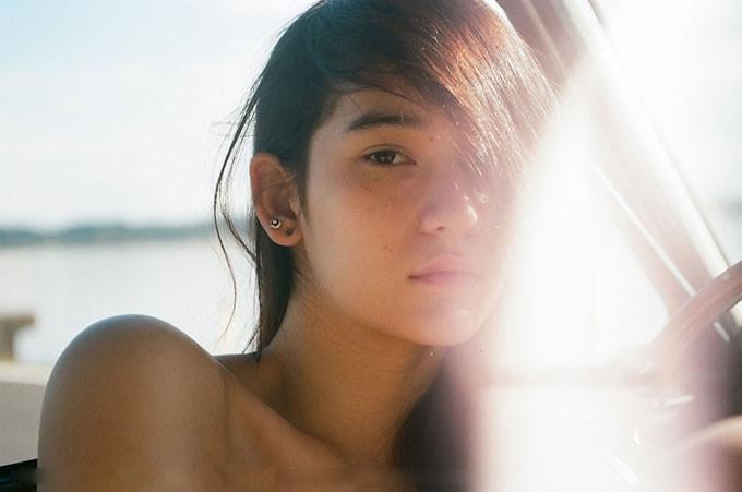 甜美圆脸虽讨喜，而我却偏爱冷漠厌世脸