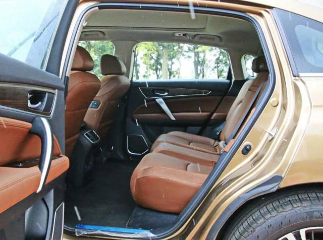 同样的价钱，究竟买高配小车好，还是买低配大车好？