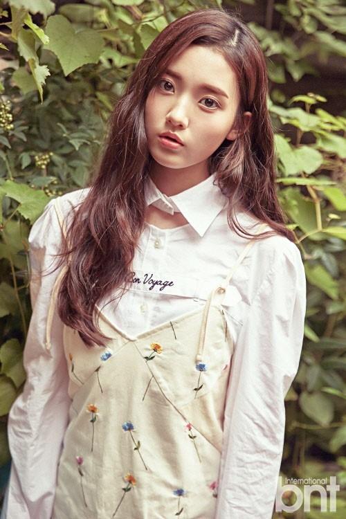 《美妙人生》馨菲17岁了 新写真大眼呆萌像小时候