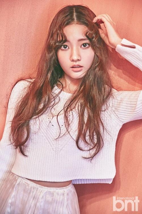 《美妙人生》馨菲17岁了 新写真大眼呆萌像小时候