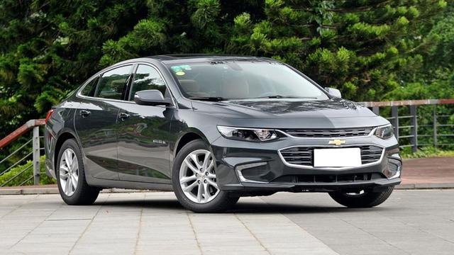 这款中型轿跑18万起，还要优惠四万，别想思铂睿了