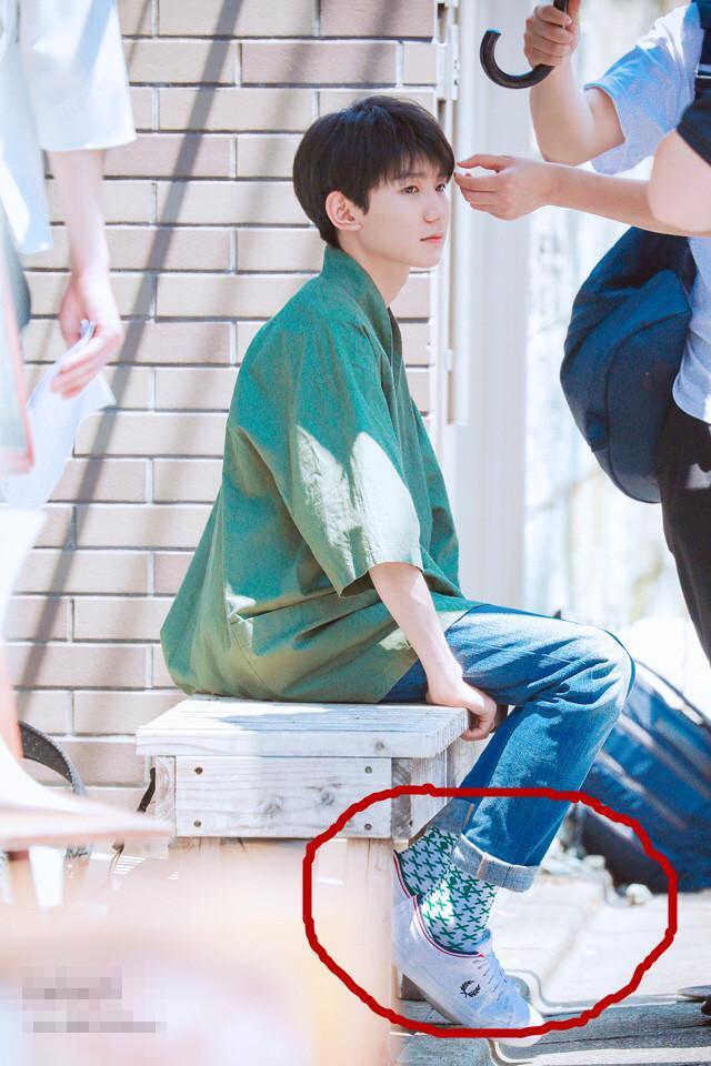 王源这件衬衫看上去好素雅穿的袜子有个性吗