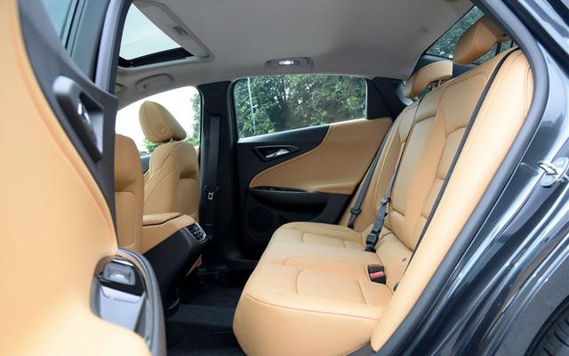 这款中型轿跑18万起，还要优惠四万，别想思铂睿了