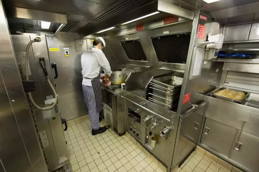 改善伙食吃货们拼了 俄潜艇兵亲自动手捞上大箱海蟹|伙食|潜艇兵|厨房