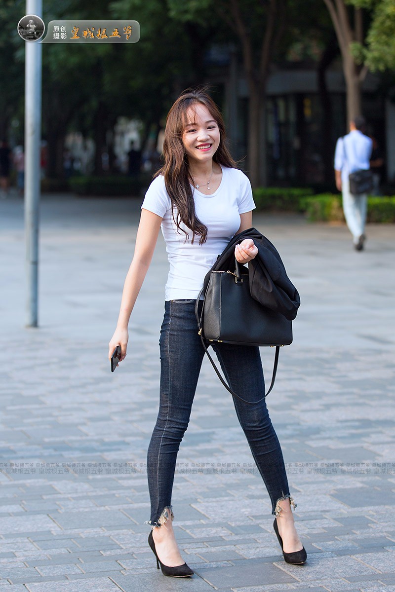 北京街拍:三里屯时尚潮地的美女身材相当了得!