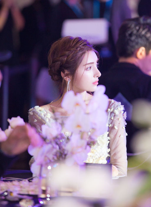 她原是新疆艺术剧院歌舞团的"台柱子",后被欧阳常林发掘进入影视圈.