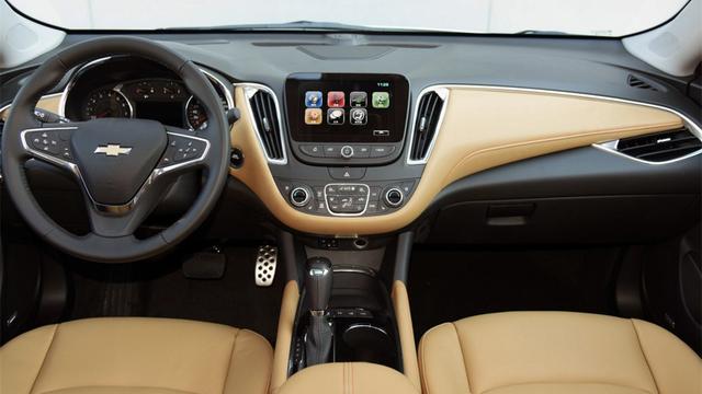 这款中型轿跑18万起，还要优惠四万，别想思铂睿了